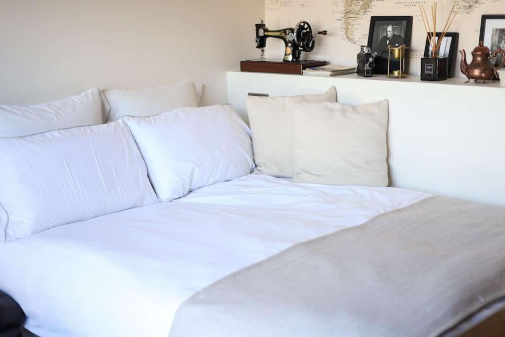 Luxurious With Desk & Mini Library * Poole