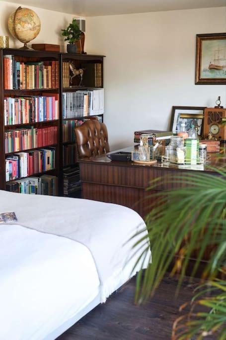 Appartement Luxurious With Desk & Mini Library